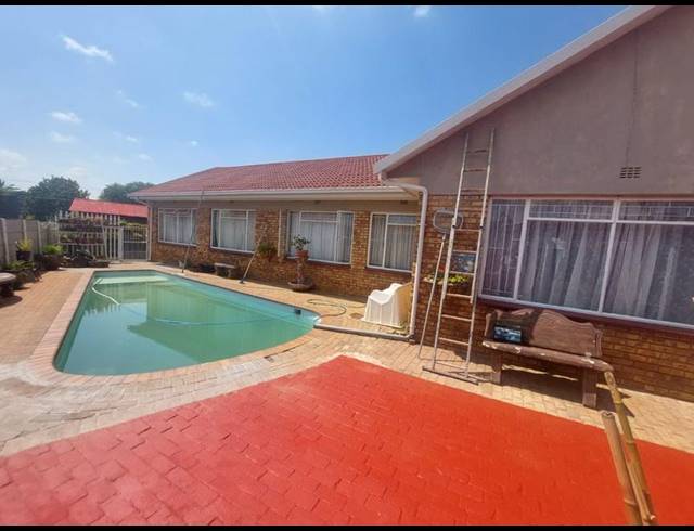 4 BEDROOM HOUSE FOR SALE IN HELIKONPARK